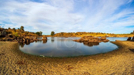 Téléchargez les photos : Rochers et eaux dans le parc naturel de Los Barruecos à Caceres, Espagne - en image libre de droit