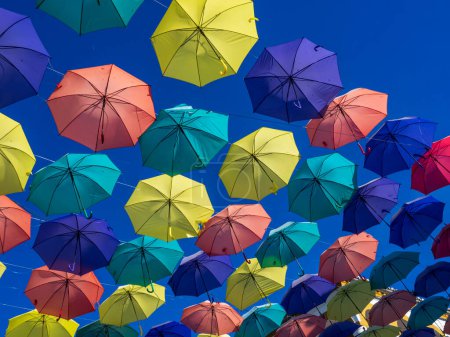 Téléchargez les photos : Parapluies colorés dans le ciel - en image libre de droit
