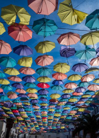Téléchargez les photos : Parasols dans les rues de la vieille ville. - en image libre de droit
