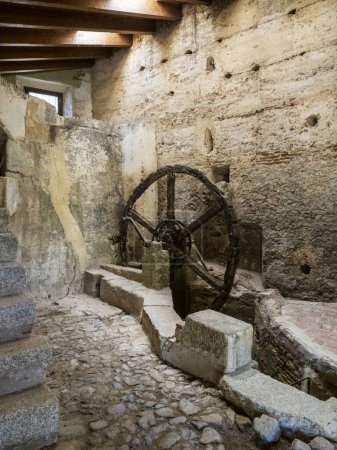 Téléchargez les photos : Moulin à l'intérieur du musée Vostell à Malpartida, Caceres, Espagne. - en image libre de droit
