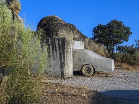 Téléchargez les photos : Oeuvres artistiques avec de vieilles voitures en dehors du parc naturel de Los Barruecosen Malpartida, Caceres, Espagne. - en image libre de droit