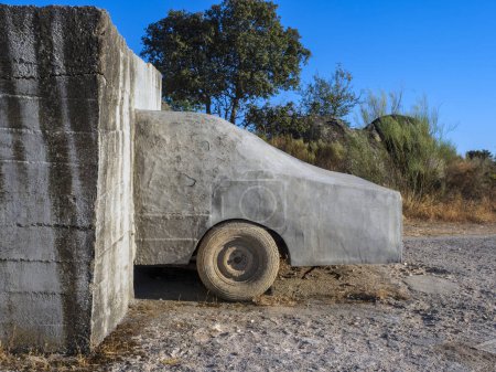 Téléchargez les photos : Oeuvres artistiques avec de vieilles voitures en dehors du parc naturel de Los Barruecosen Malpartida, Caceres, Espagne. - en image libre de droit