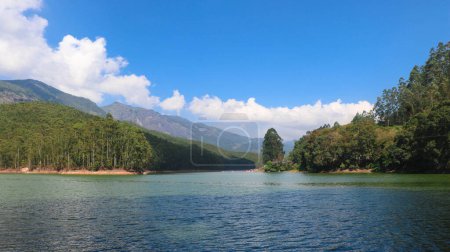 Foto de Increíble vista a la montaña desde el lago Kundala, Munnar, Kerala, India - Imagen libre de derechos