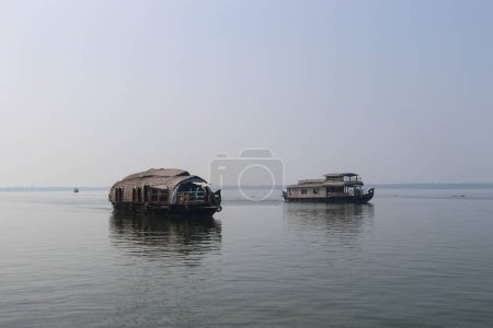 Foto de Casas flotantes en Alleppy o Alappuza Backwaters, Kerala India - Imagen libre de derechos