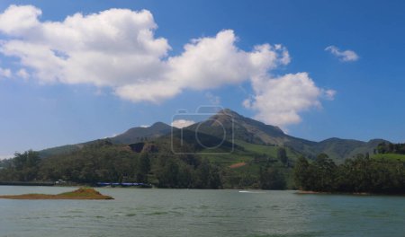 Foto de Increíble vista a la montaña en Kundala Lake, Munnar, Kerala, India - Imagen libre de derechos