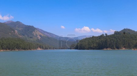 Foto de Hermosa vista de la montaña desde el lago Kundala, Munnar, Kerala, India - Imagen libre de derechos