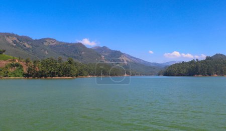 Foto de Vista panorámica de la montaña desde el lago Kundala, Munnar, Kerala, India - Imagen libre de derechos
