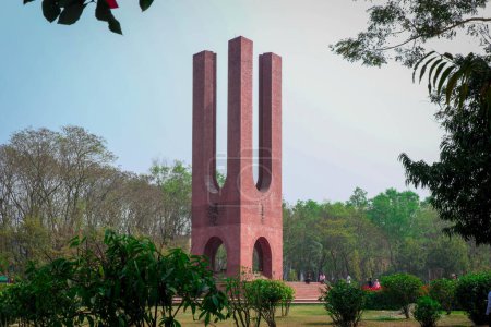 Téléchargez les photos : Minar Shaheed spectaculaire dans le langage de mémoire Martyrs de 1952 - en image libre de droit