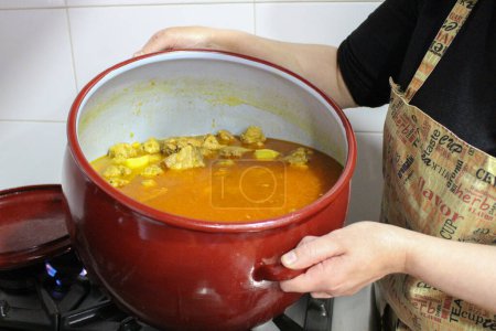 Foto de Guisado de pollo listo para servir en la cocina de un restaurante - Imagen libre de derechos
