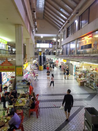 Téléchargez les photos : Inside an old shopping mall in Singapore - en image libre de droit
