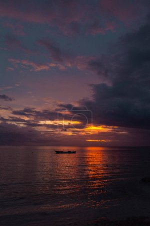 coucher de soleil dans la mer