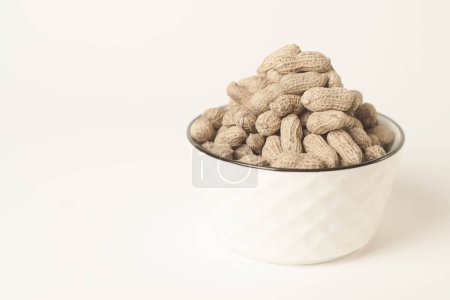 Téléchargez les photos : Cette image de haute qualité met en valeur des cacahuètes parfaitement grillées isolées sur un fond blanc propre, parfaites pour vos projets ou blogs liés à l'alimentation - en image libre de droit