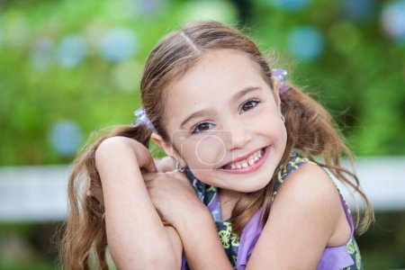 Téléchargez les photos : Doux six ans fille blonde en plein air - en image libre de droit