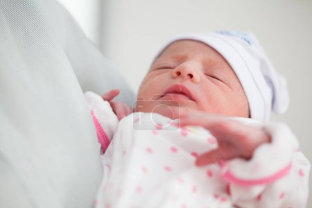 Foto de Niña recién nacida en el hospital el día de su nacimiento - Imagen libre de derechos
