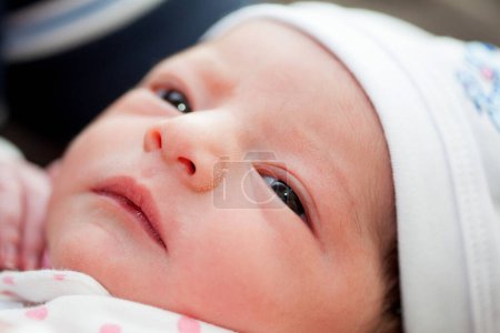 Foto de Niña recién nacida en brazos de su padre en el hospital el día de su nacimiento - Imagen libre de derechos