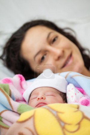 Foto de Niña recién nacida con su madre en el hospital el día de su nacimiento. Concepto de maternidad - Imagen libre de derechos