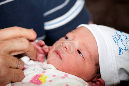 Foto de Niña recién nacida en brazos de su padre en el hospital el día de su nacimiento. Concepto de paternidad - Imagen libre de derechos