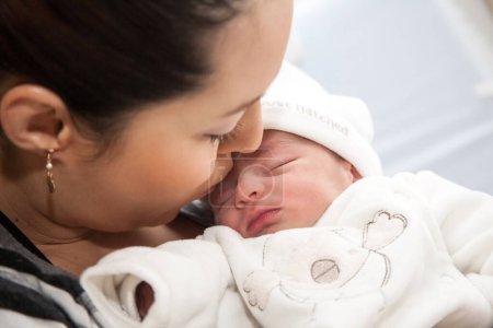 Foto de Niña recién nacida con su madre en el hospital el día de su nacimiento. Concepto de maternidad - Imagen libre de derechos