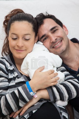 Foto de Joven madre y padre con su bebé recién nacido en el hospital el día de su nacimiento. Concepto familiar. Concepto de paternidad - Imagen libre de derechos