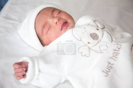 Foto de Niña recién nacida en el hospital el día de su nacimiento - Imagen libre de derechos