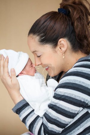 Foto de Joven hermosa madre en el hospital con su niña recién nacida en el día de su nacimiento. Concepto de maternidad - Imagen libre de derechos