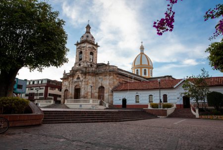 Téléchargez les photos : Église San Miguel Arcangel située dans le parc Jaime Rook dans la ville de Paipa - en image libre de droit