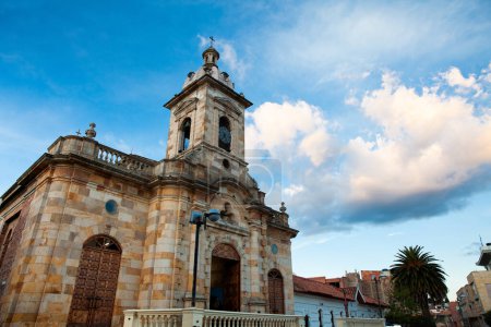 Téléchargez les photos : Église San Miguel Arcangel située dans le parc Jaime Rook dans la ville de Paipa - en image libre de droit