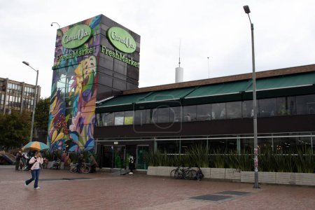 Téléchargez les photos : Bogota, Colombie - 20 octobre 2023. Façade du supermarché Carulla situé à la 85 rue sur le côté nord de Bogota. - en image libre de droit