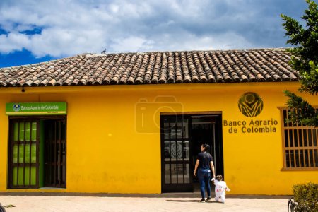 Téléchargez les photos : La Calera, Cundinamarca, Colombie - 31 octobre 2023. Façade de la Banco Agrario à La Calera. Finances et concept bancaire. - en image libre de droit