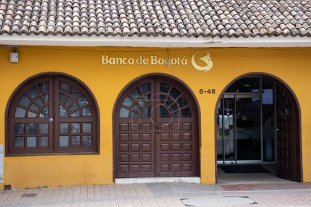 Téléchargez les photos : La Calera, Cundinamarca, Colombie - 31 octobre 2023. Façade de la banque Banco de Bogota à La Calera. Concept bancaire - en image libre de droit