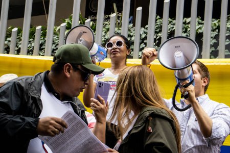 Téléchargez les photos : Bogota, Colombie - 14 novembre 2023. Manifestation citoyenne devant le ministère de la Santé contre la réforme de la santé proposée par le gouvernement de Gustavo Petro à Bogota. - en image libre de droit