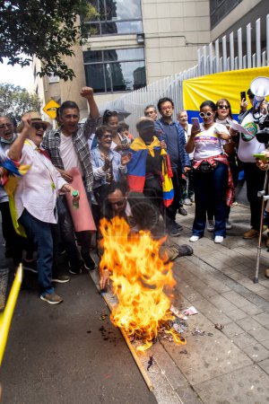 Téléchargez les photos : Bogota, Colombie - 14 novembre 2023. Manifestation citoyenne devant le ministère de la Santé contre la réforme de la santé proposée par le gouvernement de Gustavo Petro à Bogota. - en image libre de droit
