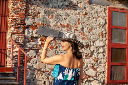 Schöne Frau mit dem traditionellen kolumbianischen Hut namens Sombrero Vueltiao am Bollwerk San Ignacio in der historischen, von Mauern umgebenen Stadt Cartagena de Indias