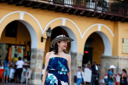 Schöne Frau mit dem traditionellen kolumbianischen Hut namens Sombrero Vueltiao auf dem Platz der Kutsche in den historischen Straßen von Cartagena de Indias