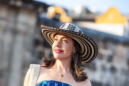 Schöne Frau mit dem traditionellen kolumbianischen Hut namens Sombrero Vueltiao auf dem Friedensplatz in den historischen Straßen der von Mauern umgebenen Stadt Cartagena de Indias