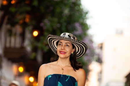 Téléchargez les photos : Belle femme portant le chapeau traditionnel colombien appelé Sombrero Vueltiao dans les rues historiques de la ville fortifiée de Cartagena de Indias - en image libre de droit