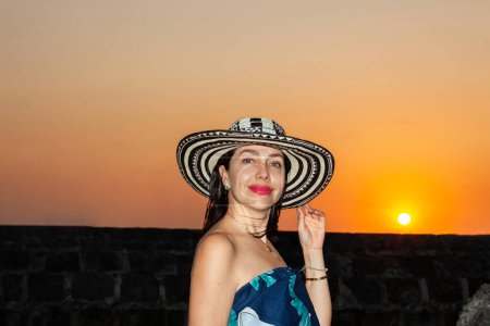 Schöne Frau mit dem traditionellen kolumbianischen Hut namens Sombrero Vueltiao in den historischen Straßen der von Mauern umgebenen Stadt Cartagena de Indias
