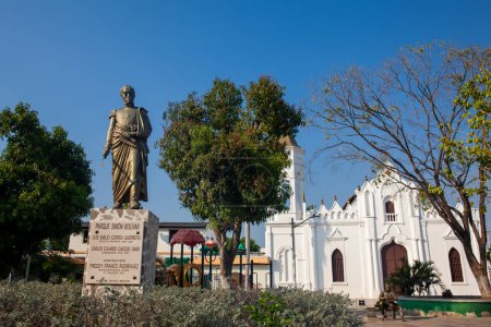 Foto de ARACATACA, COLOMBIA - 1 DE FEBRERO DE 2024: Vista del Parque Simón Bolívar y la Iglesia de San Josefo donde Gabriel García Márquez fue bautizado en su lugar de nacimiento, el pequeño pueblo de Aracataca - Imagen libre de derechos
