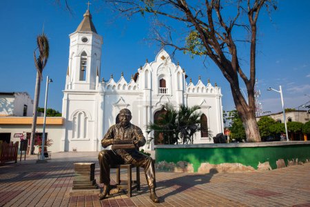 Téléchargez les photos : ARACATACA, COLOMBIE - 1er FÉVRIER 2024 : Monument en l'honneur du Prix Nobel colombien de littérature Gabriel Garcia Marquez sur la place centrale de son lieu de naissance, la petite ville d'Aracataca - en image libre de droit