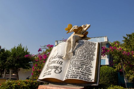 Foto de ARACATACA, COLOMBIA - 1 DE FEBRERO DE 2024: Monumento en honor de Gabriel García Márquez y su libro Cien años de soledad que tiene un fragmento del libro y Remedios la Bella - Imagen libre de derechos