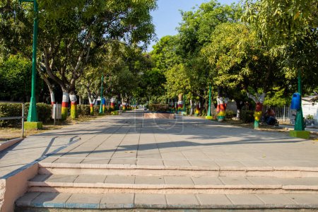 Téléchargez les photos : Aldmon arbres bande médiane à la petite ville d'Aracataca le lieu de naissance du prix Nobel de littérature Gabriel Garcia Marquez en Colombie - en image libre de droit
