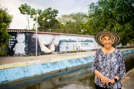 Foto de Turista senior del Parque Lineal Macondo de Aracataca, cuna del Premio Nobel de Literatura de Colombia Gabriel García Márquez - Imagen libre de derechos