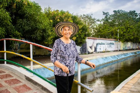 Téléchargez les photos : Grande touriste au parc linéaire Macondo d'Aracataca, berceau de la littérature colombienne Prix Nobel Gabriel Garcia Marquez - en image libre de droit