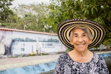 Foto de Turista senior del Parque Lineal Macondo de Aracataca, cuna del Premio Nobel de Literatura de Colombia Gabriel García Márquez - Imagen libre de derechos