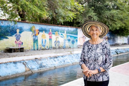 Téléchargez les photos : Grande touriste au parc linéaire Macondo d'Aracataca, berceau de la littérature colombienne Prix Nobel Gabriel Garcia Marquez - en image libre de droit