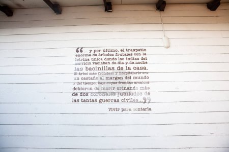 Foto de ARACATACA, COLOMBIA - 1 DE FEBRERO DE 2024: Casa del Museo donde nació el Premio Nobel de Literatura colombiano Gabriel García Márquez en el pequeño pueblo de Aracataca. Fragmentos sobre la casa en sus libros. - Imagen libre de derechos