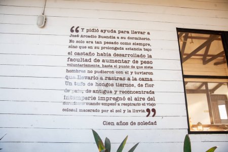Foto de ARACATACA, COLOMBIA - 1 DE FEBRERO DE 2024: Casa del Museo donde nació el Premio Nobel de Literatura colombiano Gabriel García Márquez en el pequeño pueblo de Aracataca. Fragmentos sobre la casa en sus libros. - Imagen libre de derechos