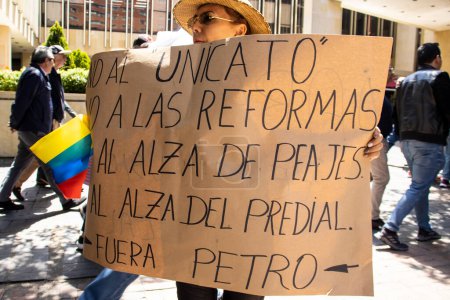 Téléchargez les photos : BOGOTA, COLOMBIE - 6 MARS 2024. Mars demandant la destitution de Gustavo Petro. Manifestation pacifique à Bogota en Colombie contre les réformes législatives du gouvernement. - en image libre de droit