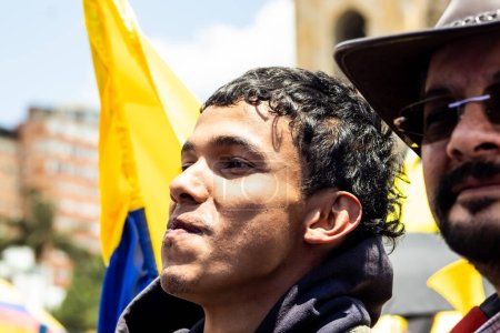 Téléchargez les photos : BOGOTA, COLOMBIE - 6 MARS 2024. Mars demandant la destitution de Gustavo Petro. Manifestation pacifique à Bogota en Colombie contre les réformes législatives du gouvernement. - en image libre de droit