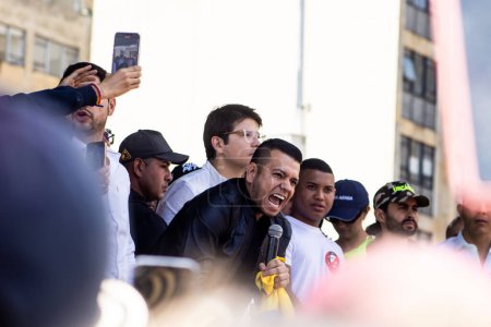 Téléchargez les photos : BOGOTA, COLOMBIE - 6 MARS 2024. Jotape Hernandez à la marche demandant la destitution de Gustavo Petro. Manifestation pacifique contre les réformes du droit gouvernemental. - en image libre de droit